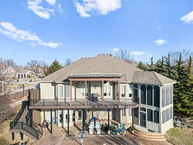 $915,000 | 8050 North Caldwell Avenue, Parkville, MO 64152