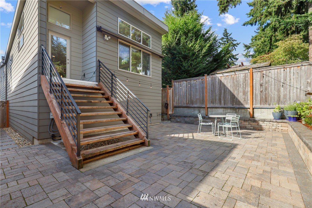 9738 Sand Point Way Northeast Seattle, WA 98115 - Photo 9 of 38 Gallery Image 9