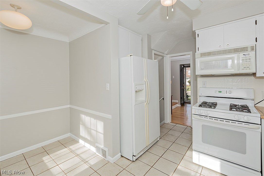 4024 Charlton Road Cleveland, OH 44121 - Photo 19 of 35