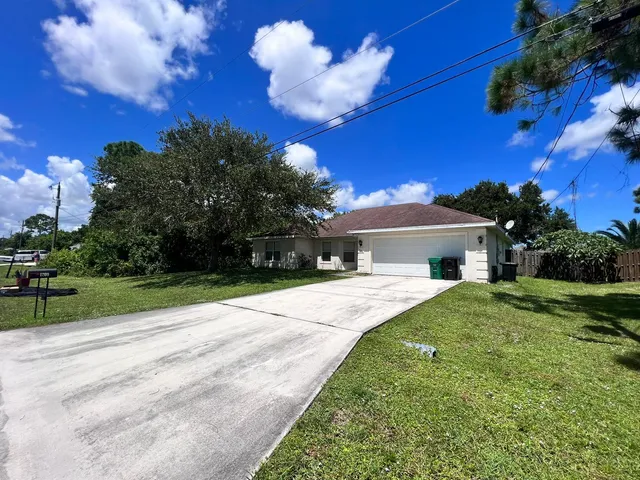 a view of a house with backyard and garden