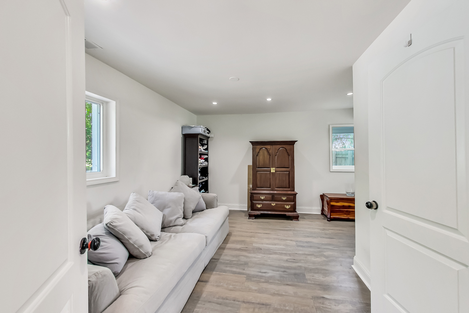 1518 Riverside Avenue St. Charles, IL 60174 - Photo 14 of 40 a living room with furniture and a couch