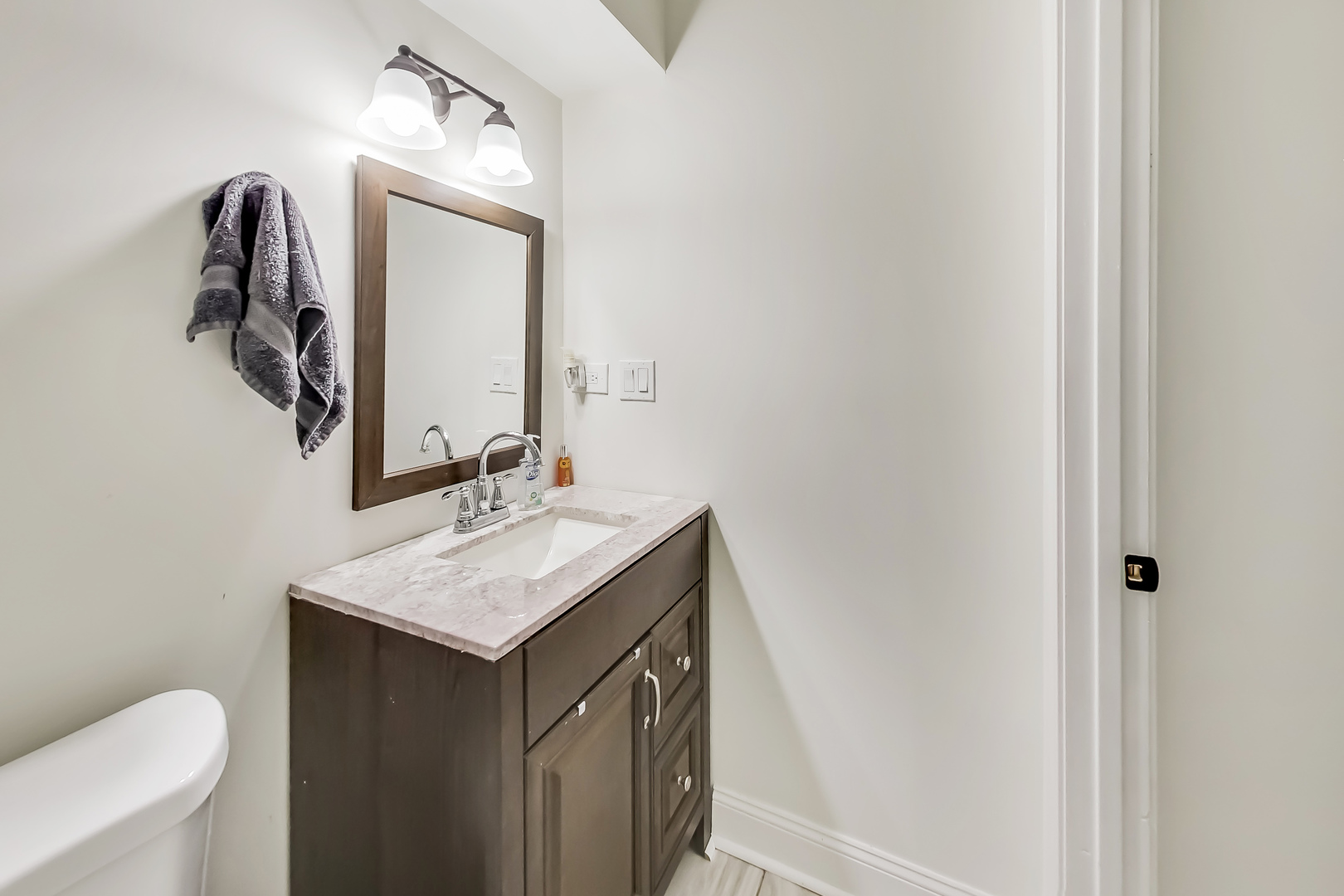 1518 Riverside Avenue St. Charles, IL 60174 - Photo 18 of 40 a bathroom with a sink and a mirror