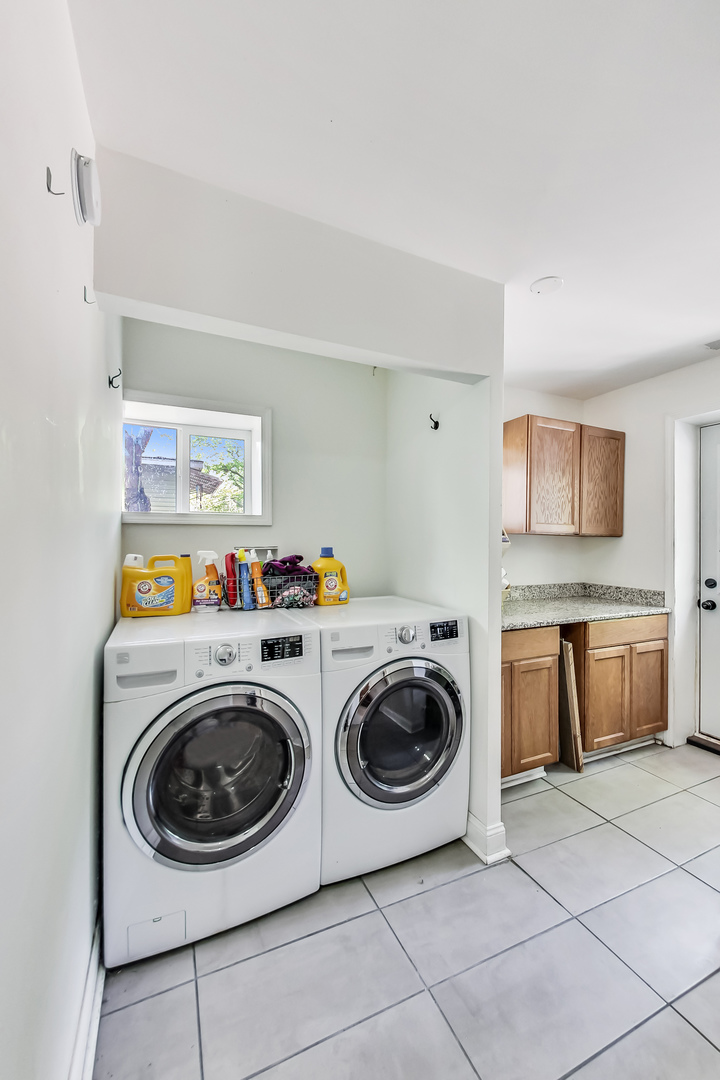 1518 Riverside Avenue St. Charles, IL 60174 - Photo 19 of 40 a utility room with dryer and washer