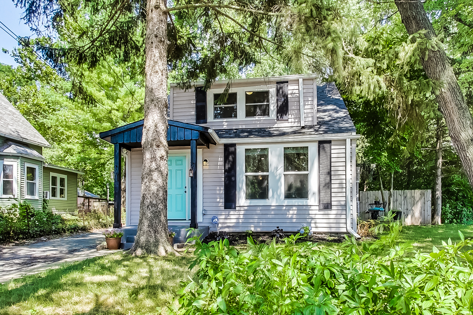 1518 Riverside Avenue St. Charles, IL 60174 - Photo 3 of 40 front view of a house with a yard