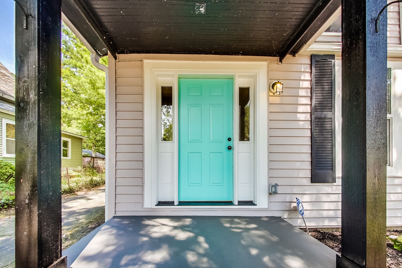 1518 Riverside Avenue St. Charles, IL 60174 - Photo 4 of 40 a front view of a house with a yard