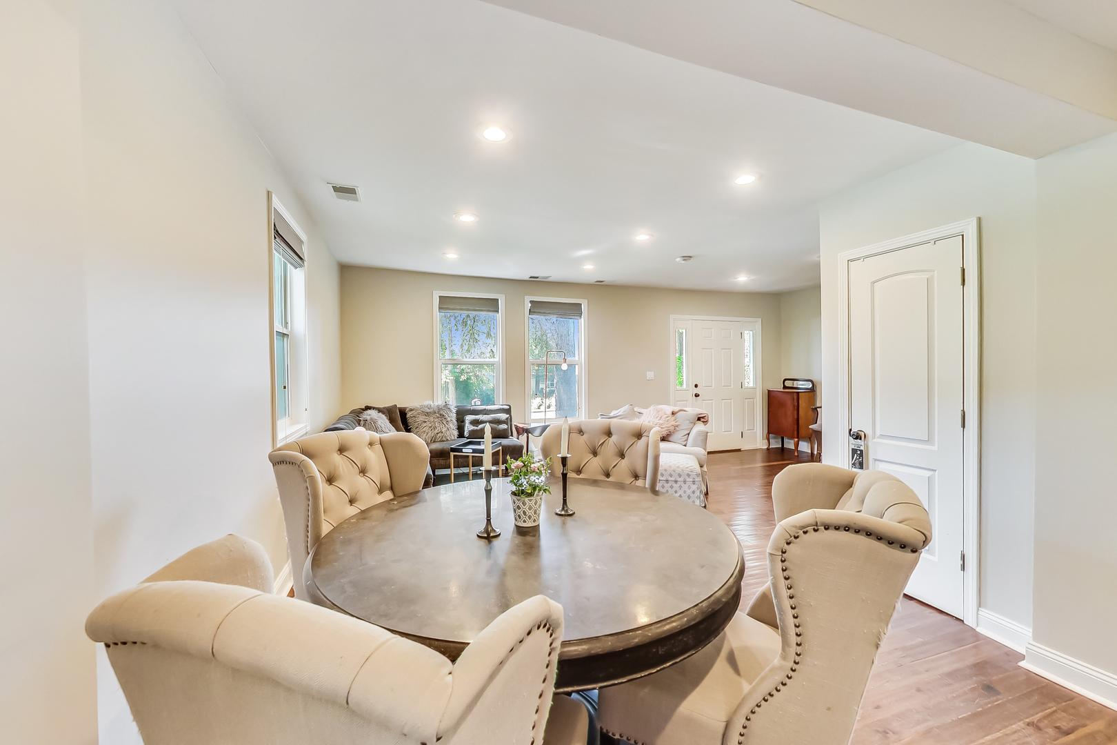 1518 Riverside Avenue St. Charles, IL 60174 - Photo 8 of 40 a living room with furniture