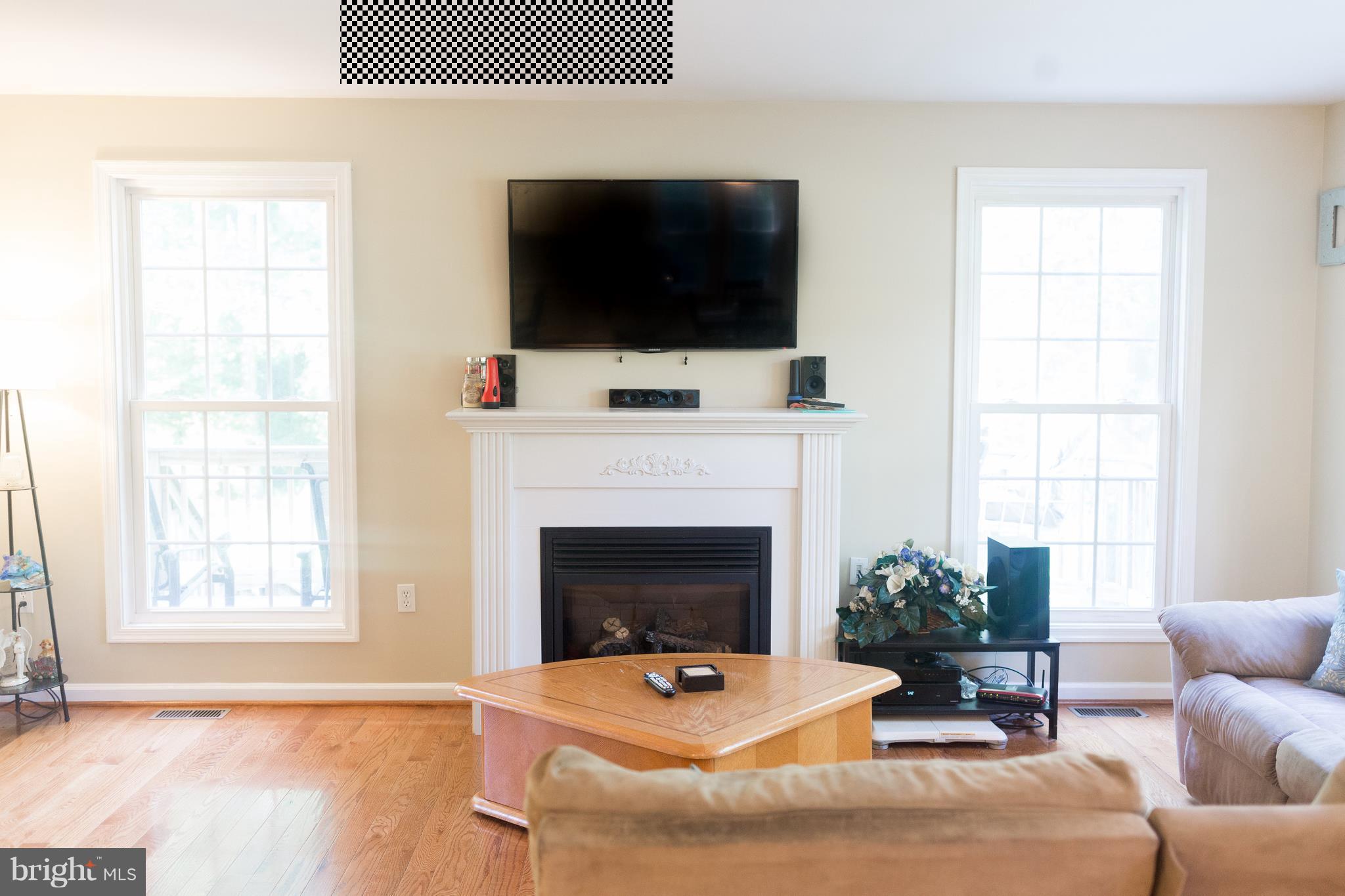 2408 Barrison Point Road Baltimore, MD 21221 - Photo 16 of 30 Living Room