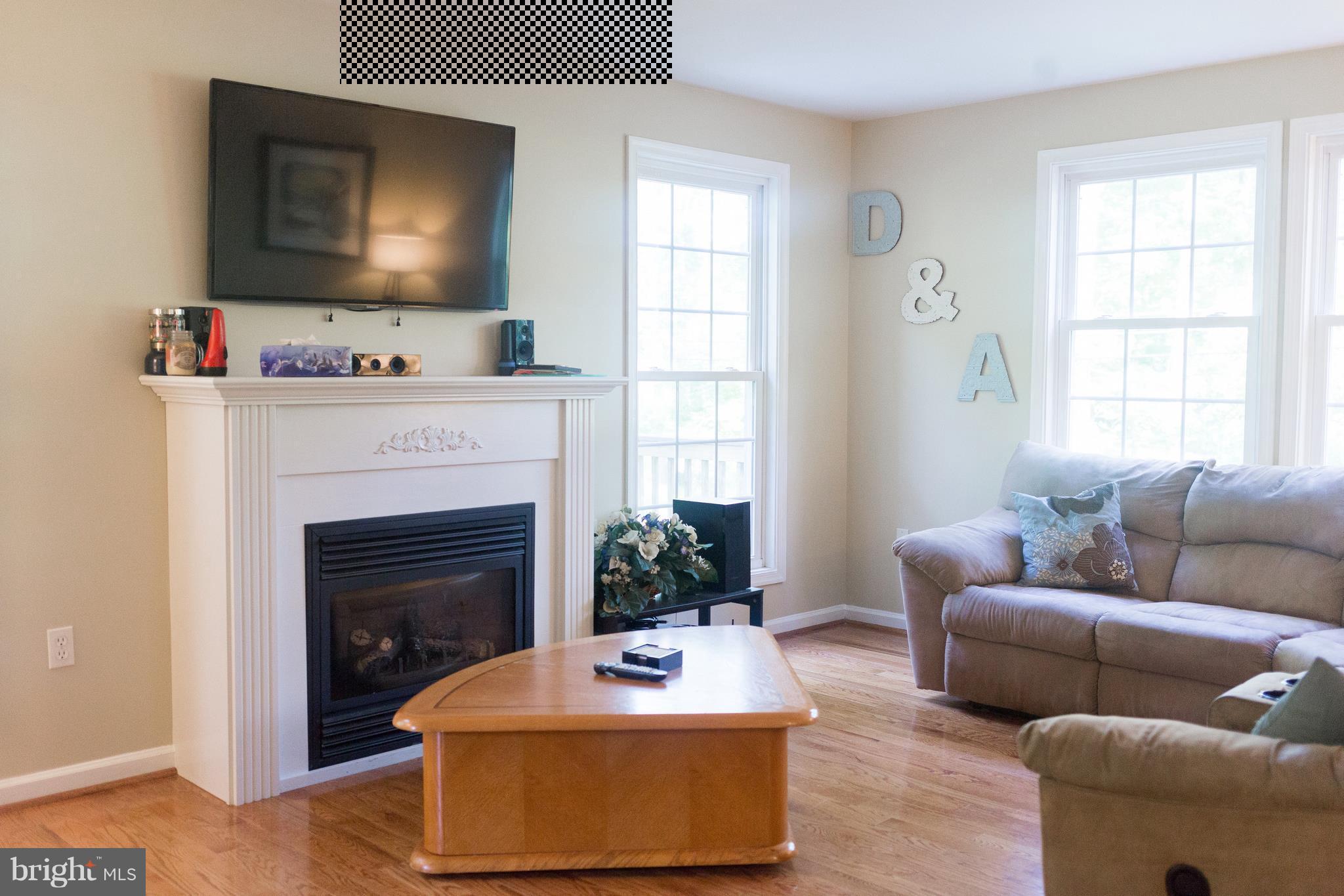 2408 Barrison Point Road Baltimore, MD 21221 - Photo 17 of 30 Living Room