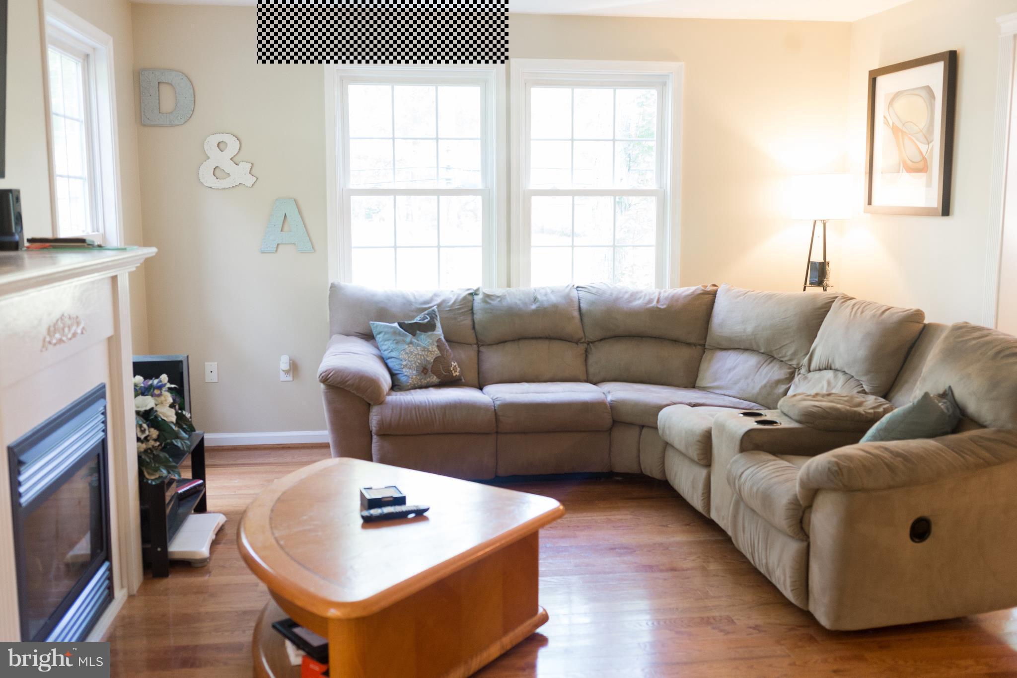 2408 Barrison Point Road Baltimore, MD 21221 - Photo 18 of 30 Living Room