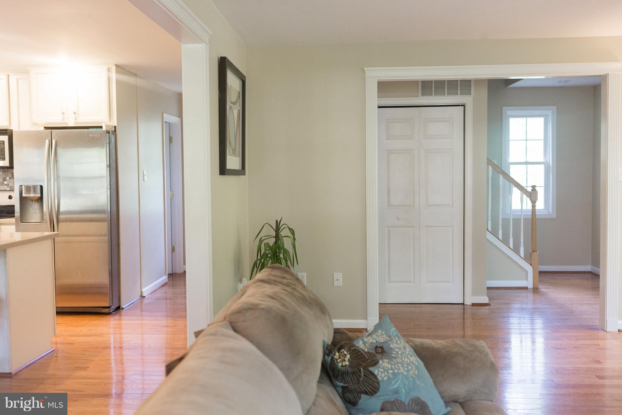 2408 Barrison Point Road Baltimore, MD 21221 - Photo 10 of 30 Living Room