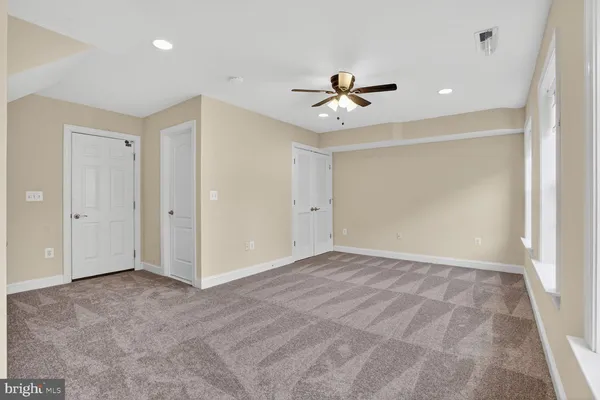 a view of empty room with a ceiling fan