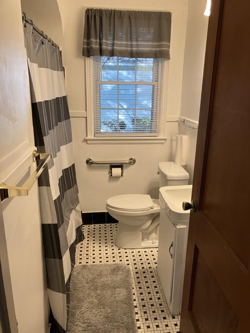 3706 Rhea Avenue Memphis, TN 38122 - Photo 12 of 21 a bathroom with a sink toilet and shower