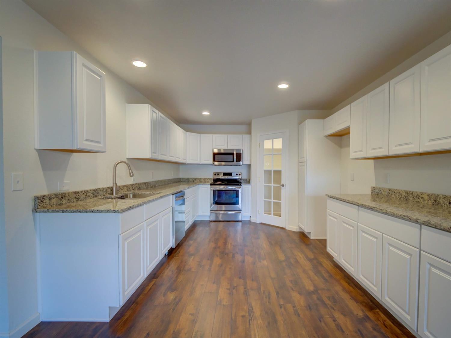 2407 Merlin Road Grants Pass, OR 97526 - Photo 7 of 34 Kitchen with new cabinets, new granite c