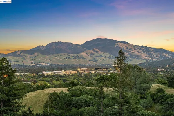 $1,798,000 | 15 Surmont Court, Lafayette, CA 94549