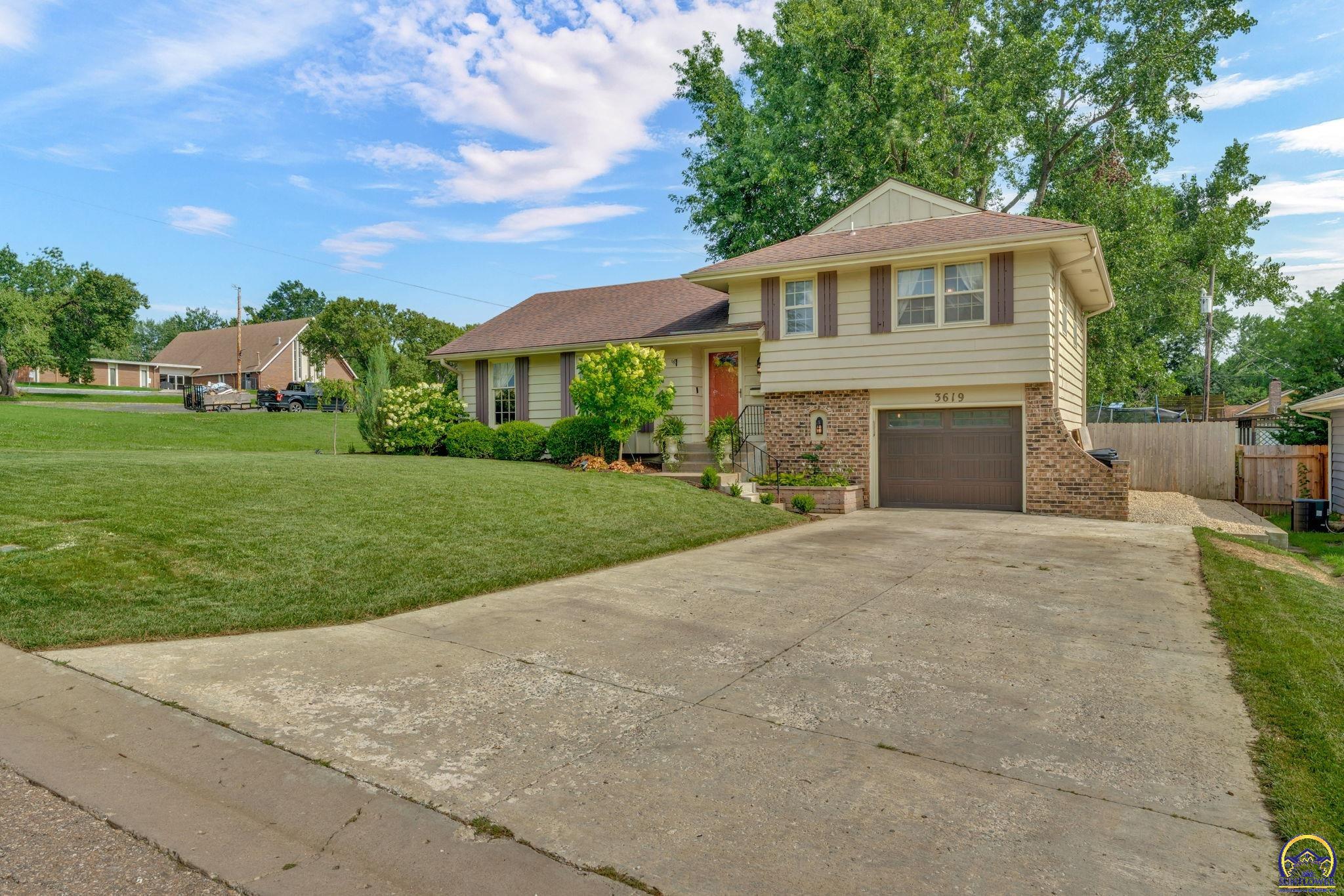 3619 Southwest 33rd Street Topeka, KS 66614 - Photo 2 of 47