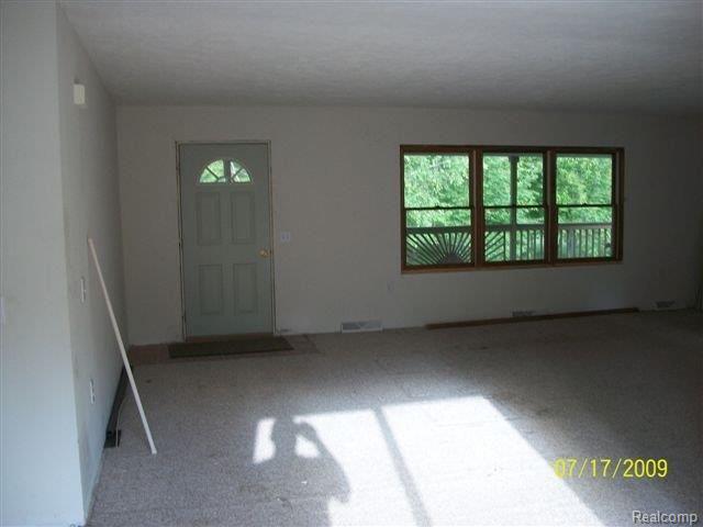 1295 Bowers Road Lapeer, MI 48446 - Photo 2 of 8 18 living room