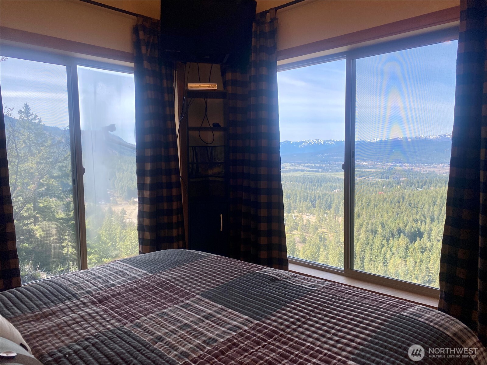 393 Tom And Nita Road Cle Elum, WA 98922 - Photo 17 of 30 a bedroom with a bed and a large window