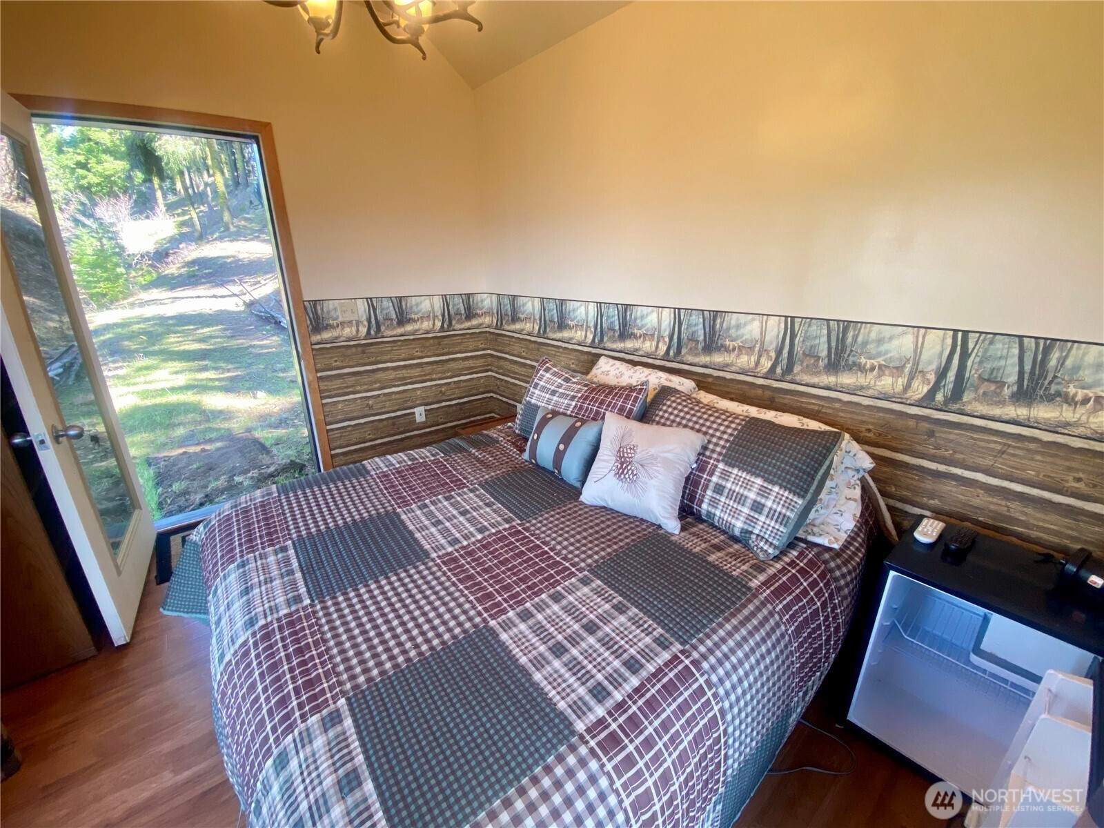 393 Tom And Nita Road Cle Elum, WA 98922 - Photo 18 of 30 a bedroom with a bed and wooden floor