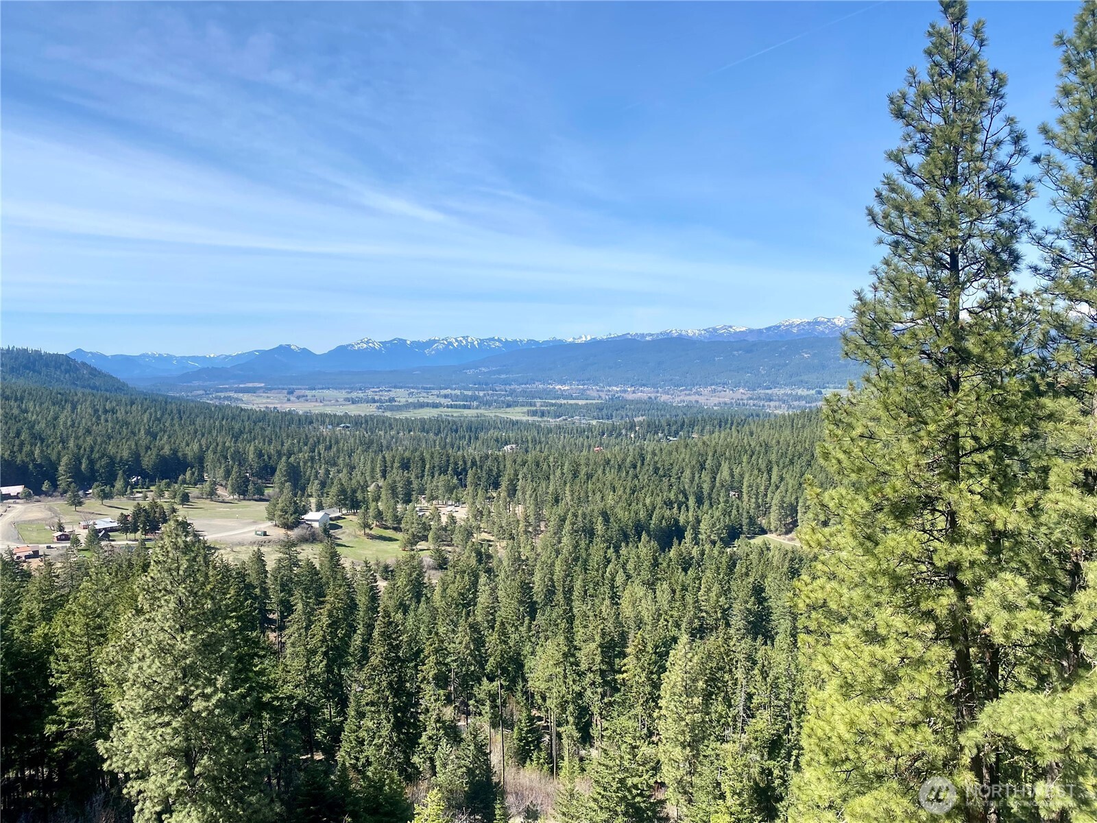 393 Tom And Nita Road Cle Elum, WA 98922 - Photo 20 of 30 a view of a city and mountains