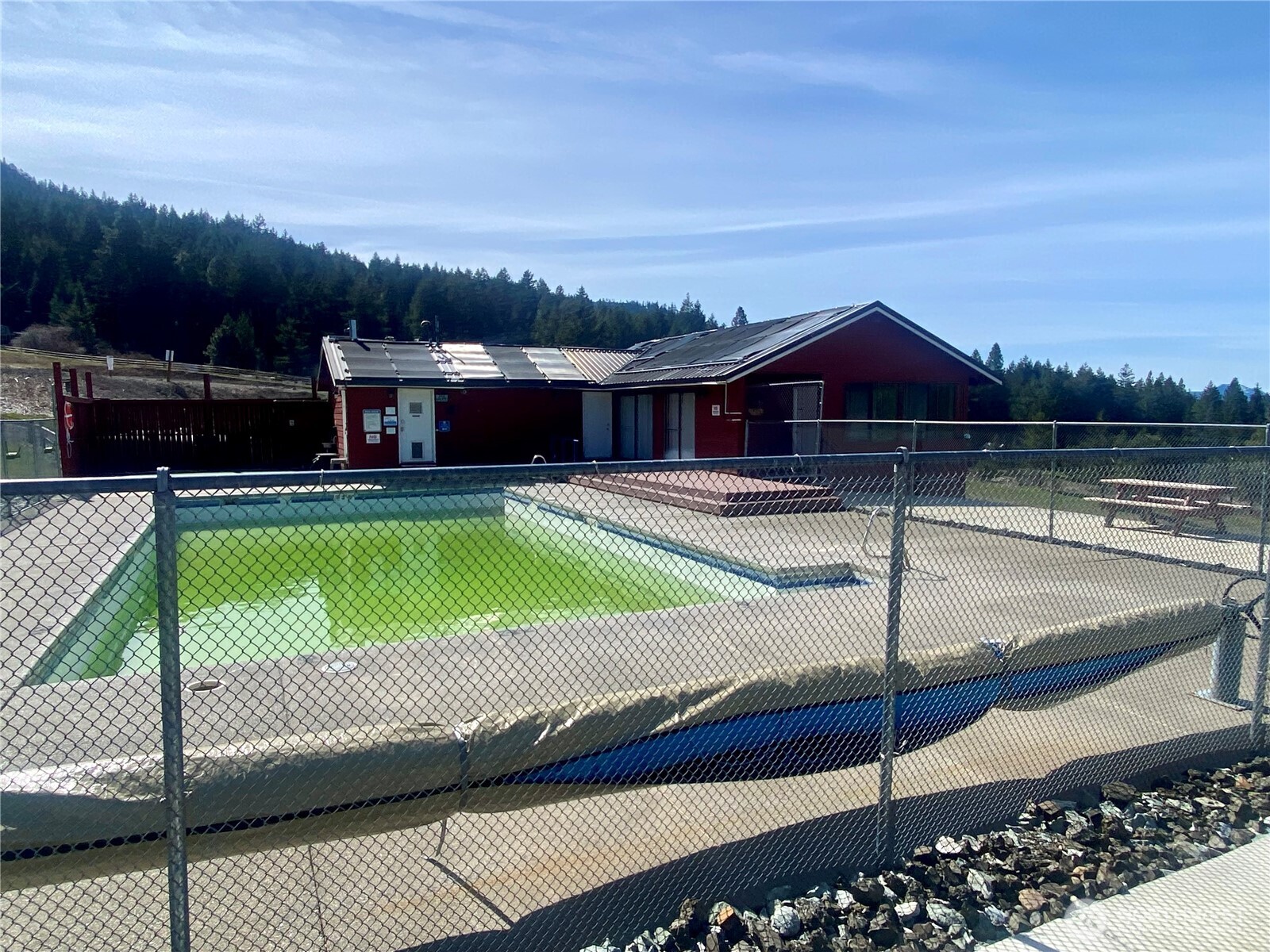 393 Tom And Nita Road Cle Elum, WA 98922 - Photo 28 of 30 a view of a patio with a table and chairs
