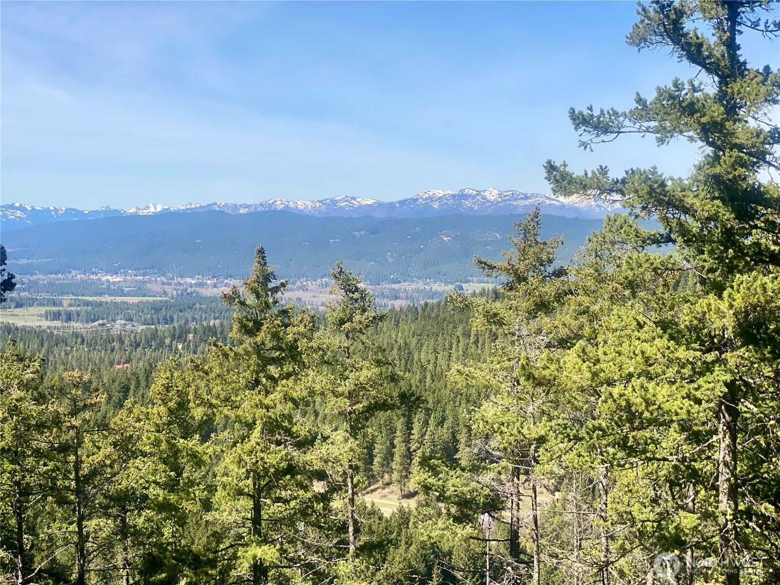 393 Tom And Nita Road Cle Elum, WA 98922 - Photo 30 of 30 a view of a lake with a city