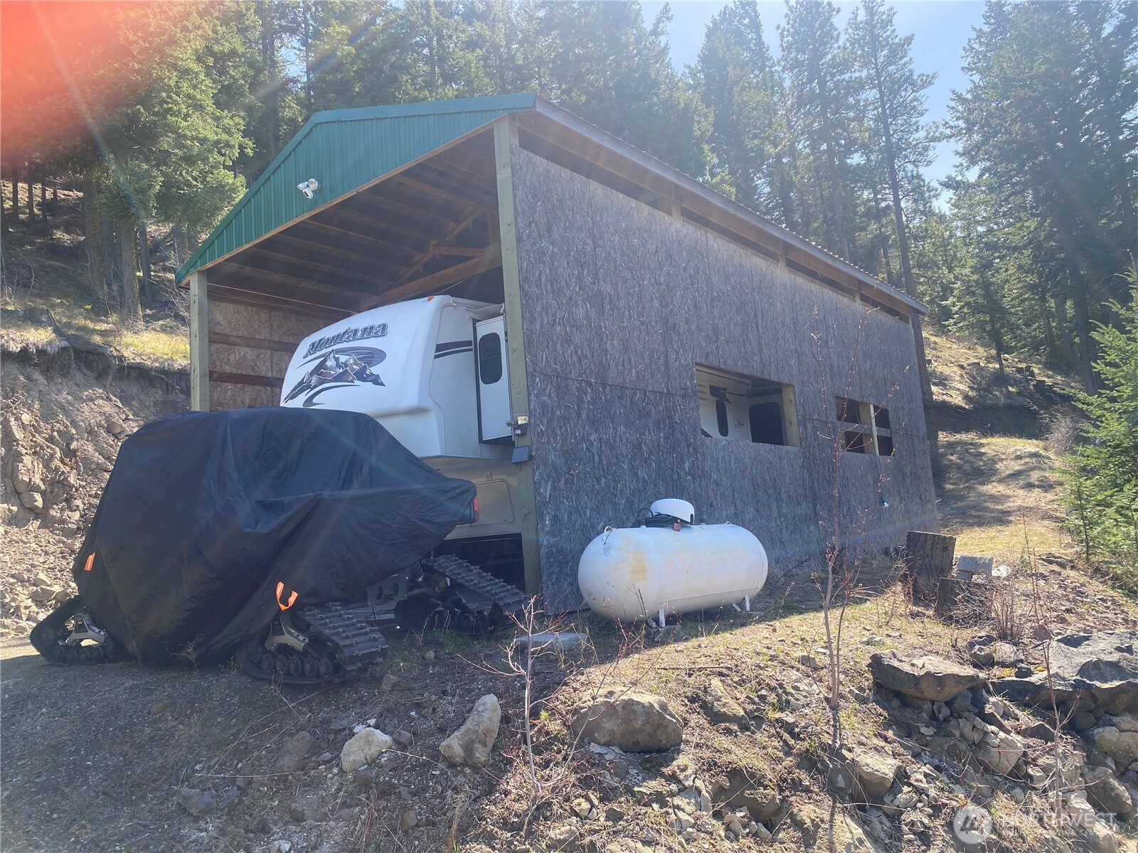 393 Tom And Nita Road Cle Elum, WA 98922 - Photo 6 of 30 a backyard of a house