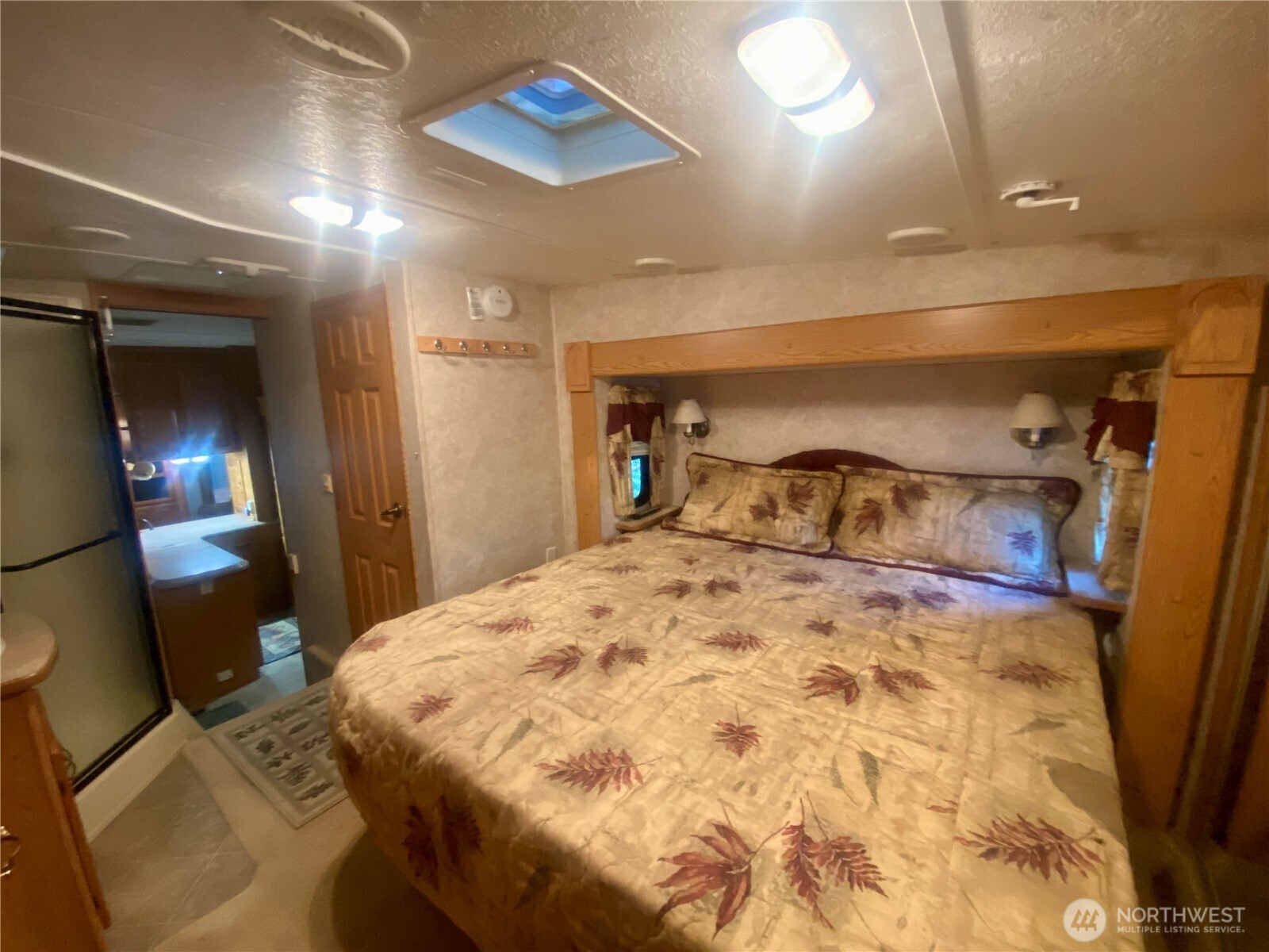 393 Tom And Nita Road Cle Elum, WA 98922 - Photo 9 of 30 a bedroom with a bed and a mirror