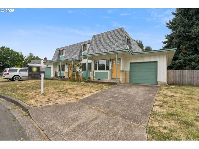 a view of a house with a yard