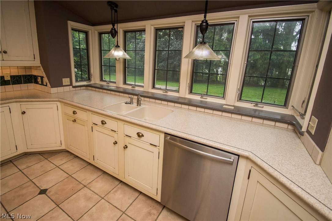 2548 Glenmont Road Northwest Canton, OH 44708 - Photo 12 of 35 Gallery Image 12