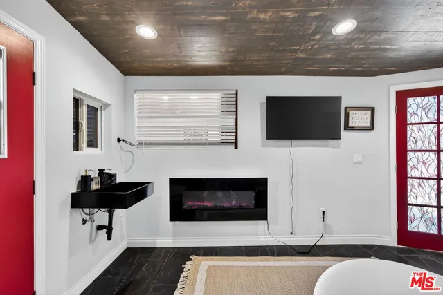 $6,500 | 1200 Tamarind Avenue, Los Angeles, CA 90038