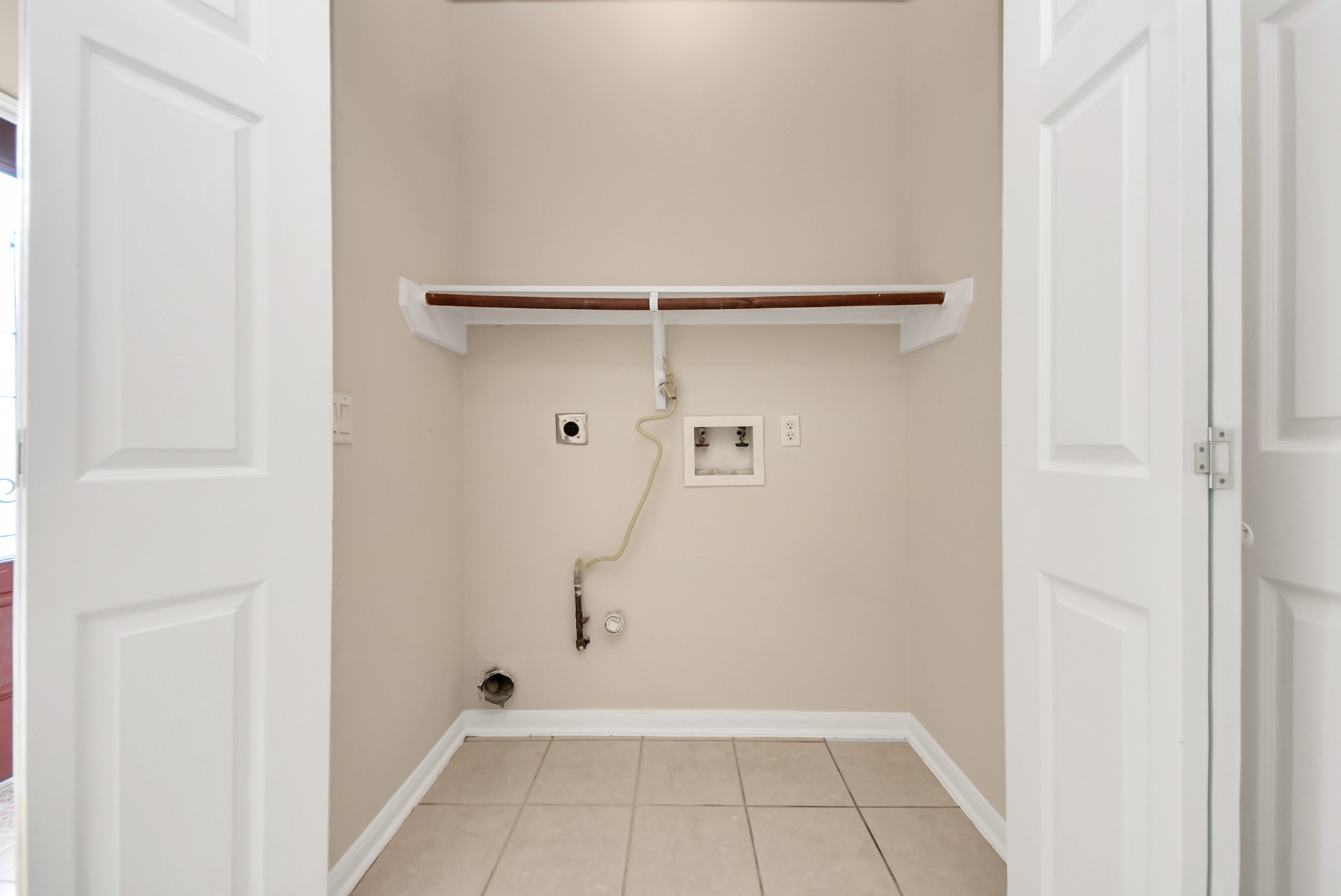 18963 Candlelight Crescent Road Spring, TX 77388 - Photo 16 of 33 Convenient downstairs laundry room access.