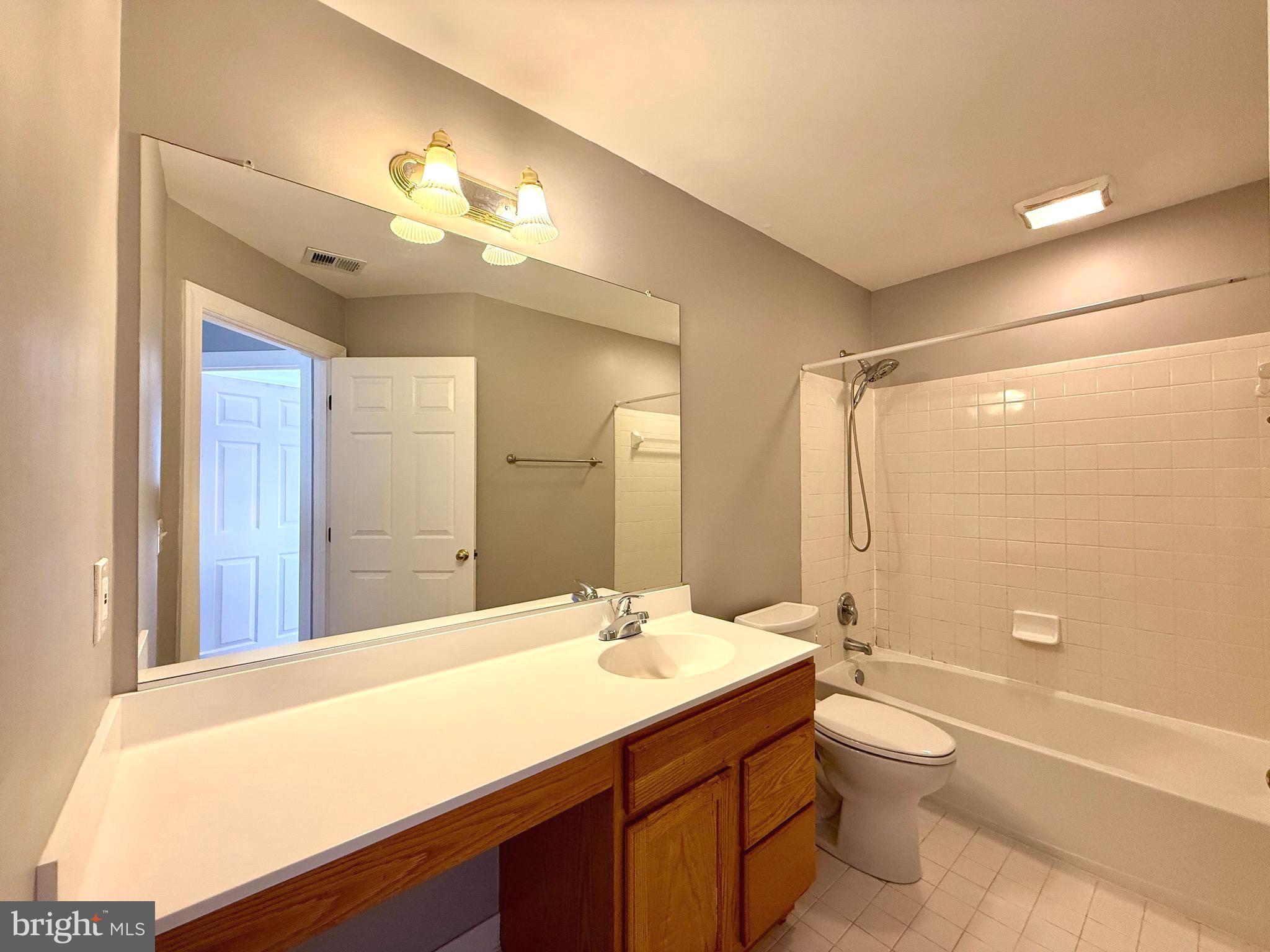 43006 Eustis Street Chantilly, VA 20152 - Photo 24 of 29 Hallway fullbath