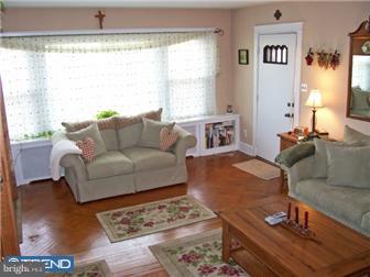 526 Rhawn Street Philadelphia, PA 19111 - Photo 3 of 12 Living Room