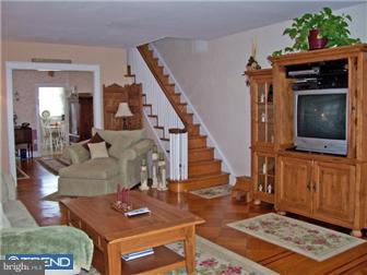 526 Rhawn Street Philadelphia, PA 19111 - Photo 4 of 12 Living Room