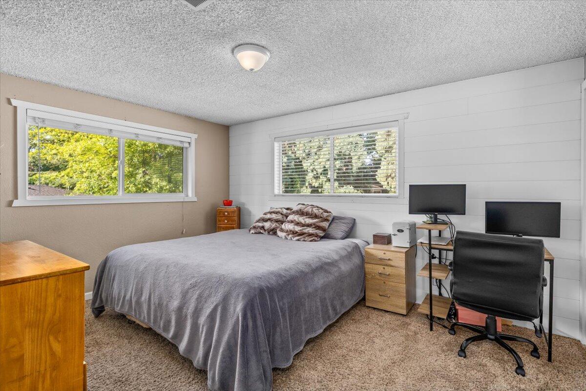 1924 Crestbrook Road Medford, OR 97504 - Photo 13 of 25 04-CI_7699