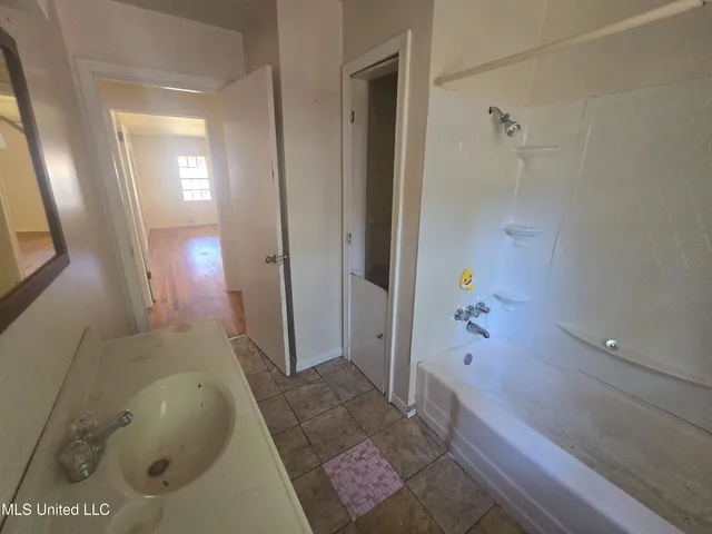 $32,800 | 1219 Waxhaw Drive, Greenville, MS 38703