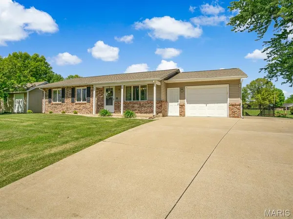 $274,000 | 336 East Lake Drive, Edwardsville, IL 62025