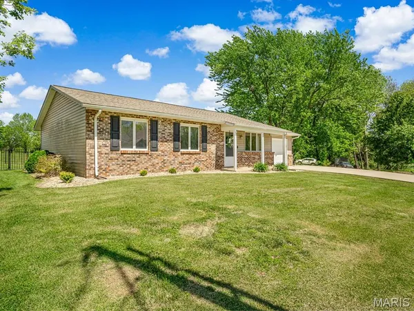 $274,000 | 336 East Lake Drive, Edwardsville, IL 62025