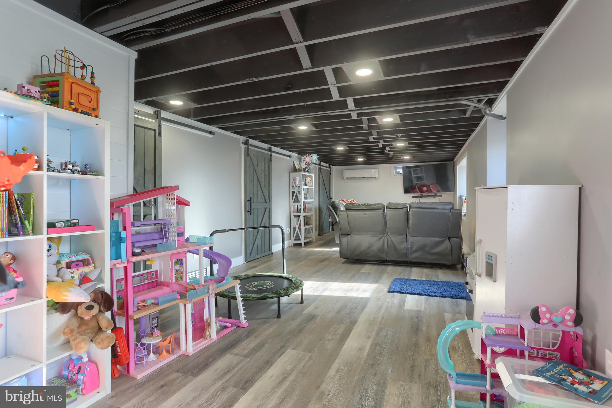 3032 Tunnel Hill Road Lebanon, PA 17046 - Photo 24 of 52 a living room with furniture and a wooden floor