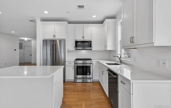 $1,150,000 | 31201 Spruce Pond Circle, Plainview, NY 11803