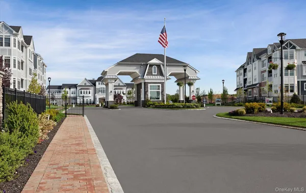 $1,150,000 | 31201 Spruce Pond Circle, Plainview, NY 11803
