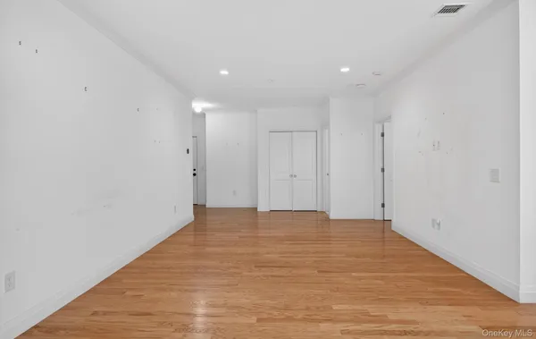 $1,150,000 | 31201 Spruce Pond Circle, Plainview, NY 11803