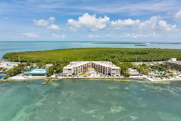 a view of outdoor space with lots of tall buildings