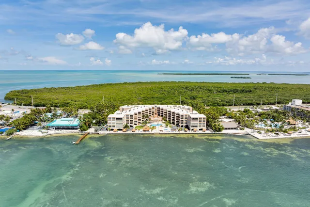 a view of outdoor space with lots of tall buildings