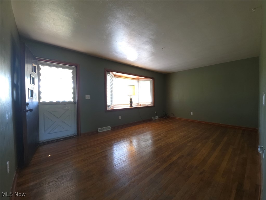 3154 Jefferson Road Ashtabula, OH 44004 - Photo 8 of 31 Living Room