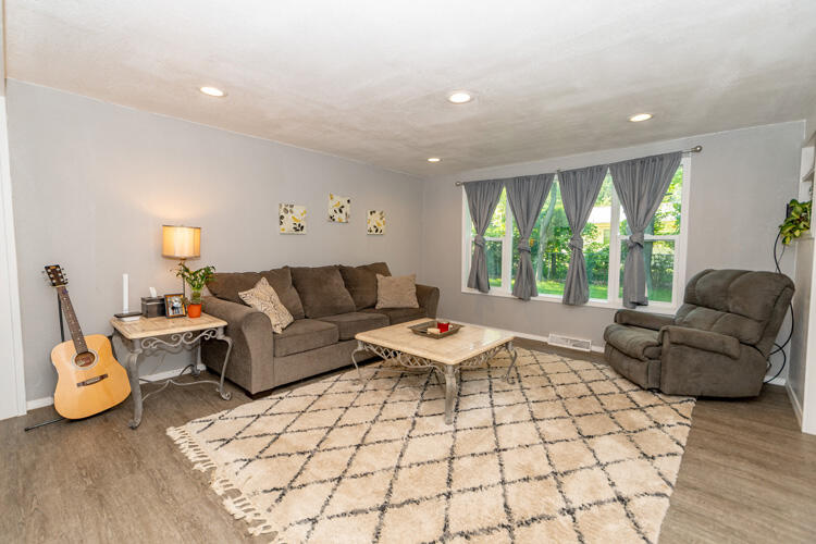 409 East Michigan Avenue Three Rivers, MI 49093 - Photo 12 of 38 409 E Michigan 3 Rivers Living room