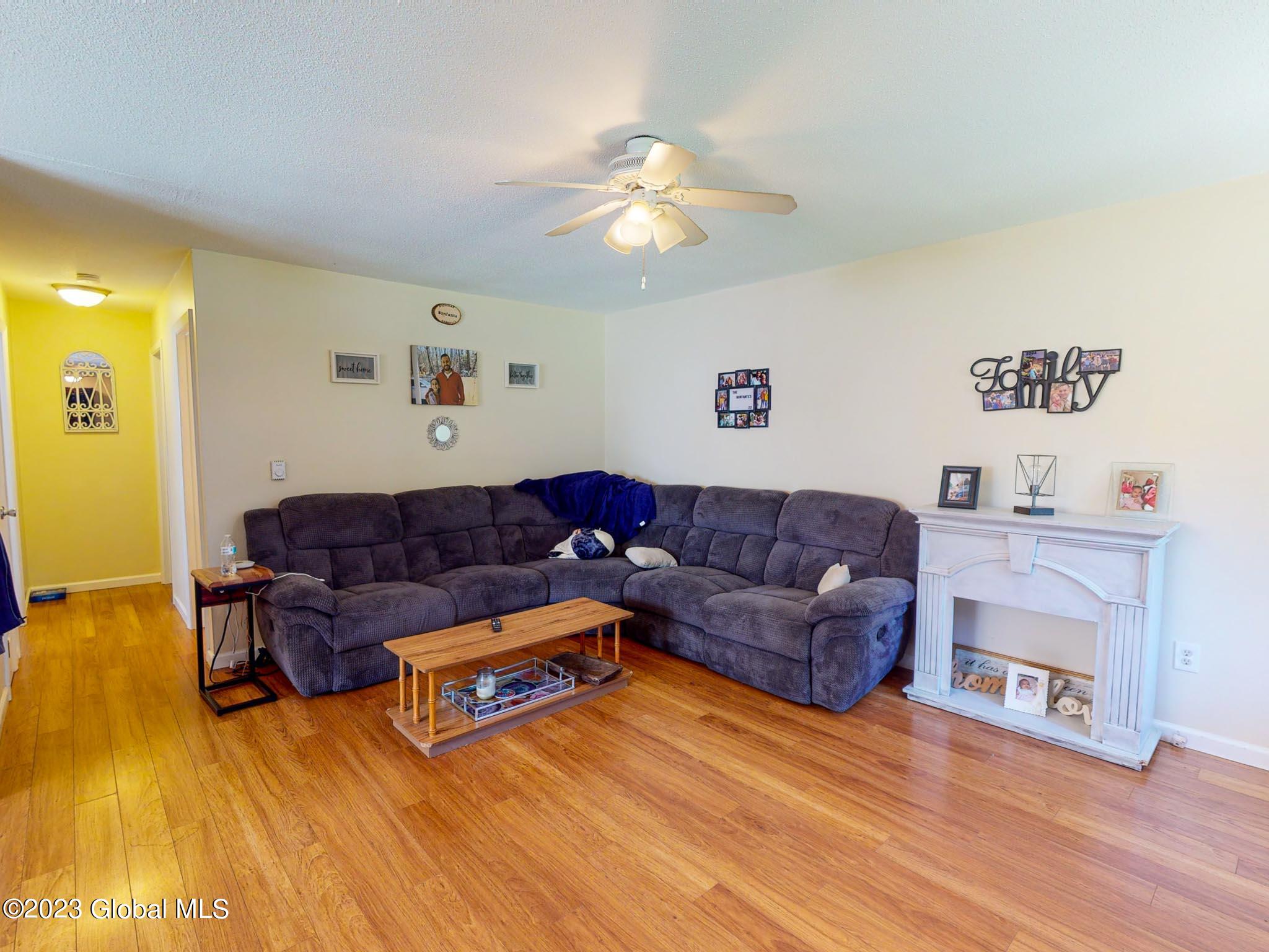 99-101 Vosburgh Road Halfmoon, NY 12118 - Photo 5 of 18 LIVINGROOM4