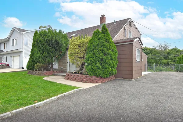 $699,000 | 69 Slate Lane, Levittown, NY 11756