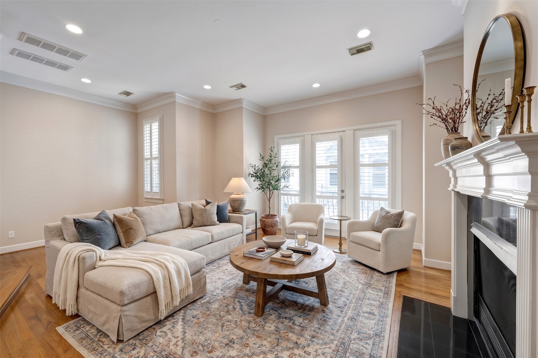 1523 Haddon Street, Unit B Houston, TX 77006 - Photo 2 of 22 Virtually furnished
