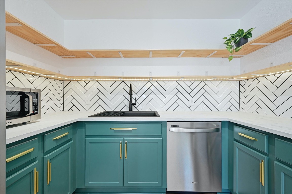 5204 Star Light Terrace Austin, TX 78721 - Photo 12 of 27